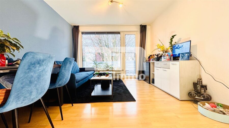 (R)eserviert!Kompakte Zweizimmerwohnung mit Balkon, Kellerraum - Wohnzimmer / Zugang Balkon